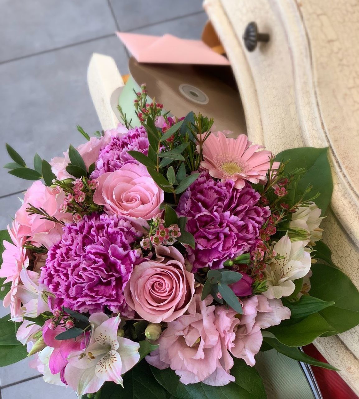 Bouquet misto con rose rosse, tulipani rosa, lisianthus viola e