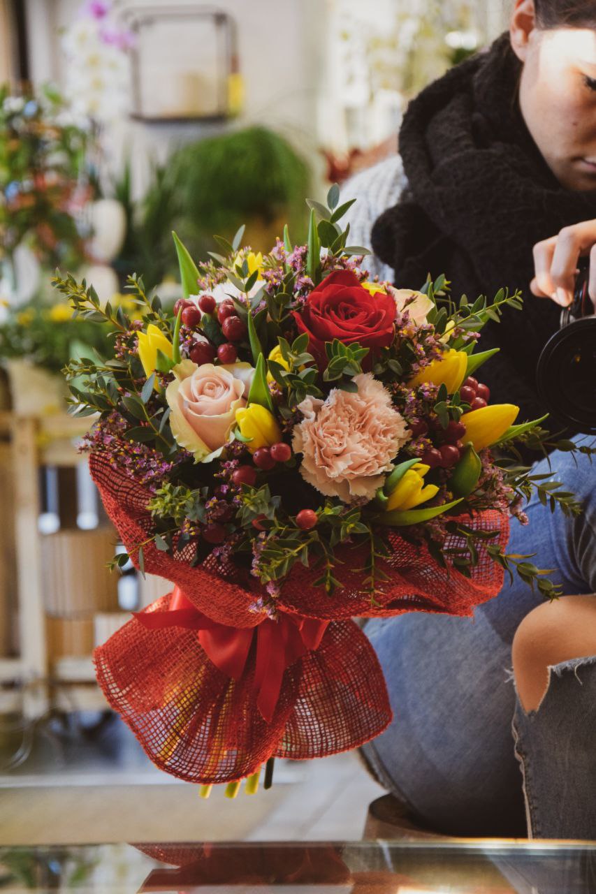 Bouquet misto con rose rosse, tulipani rosa, lisianthus viola e