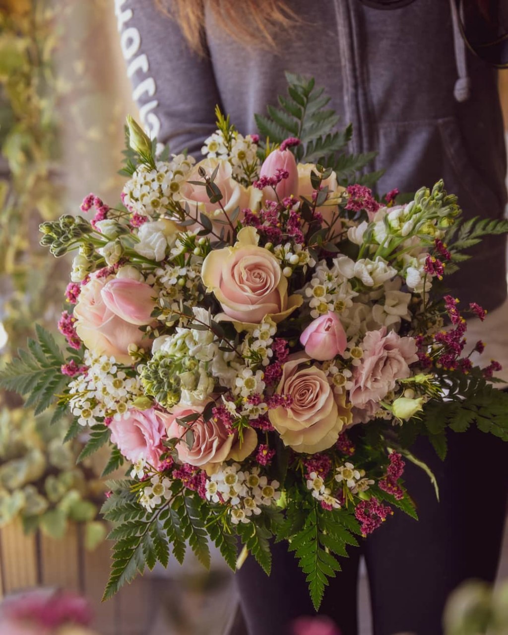 Bouquet misto con rose rosse, tulipani rosa, lisianthus viola e